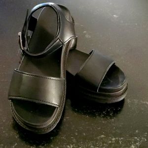 MUST GO! Womens Black Leather Sandals. Excellent Condition. Sz 39 or 8.